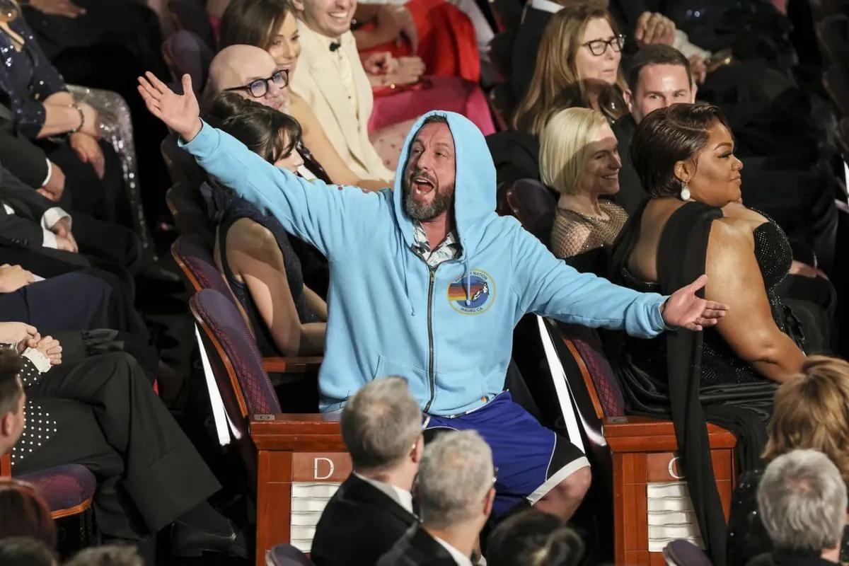 Adam Sandler shocked at the 2025 Oscars: how the comedian broke fashion norms.