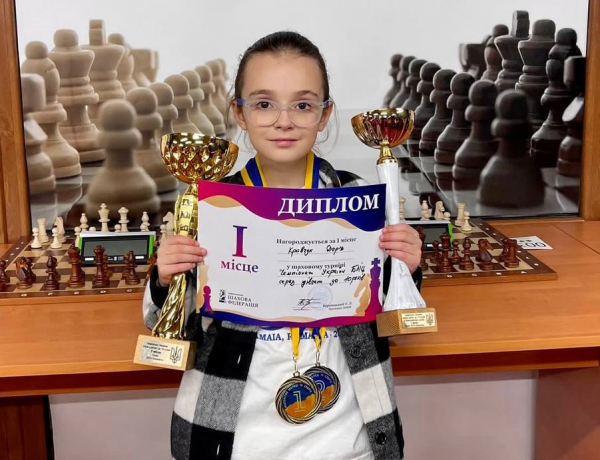 Маленька мешканка Бучі стала чемпіонкою України з блискавичних шахів
